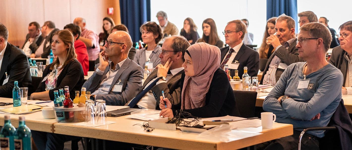 Teilnehmerinnen und Teilnehmer der Veranstaltung "Wissenschaft trifft Praxis".