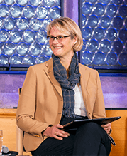 Nach Auffassung von AK, b muss die Berufsorientierung an den individuellen Neigungen und Interessen der Jugendlichen ansetzen. Anja Karliczek bei den zweiten Nürnberger Gesprächen im Jahr 2021.