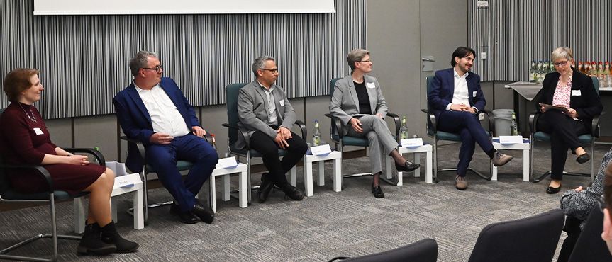 Podiumsdiskussion mit Dr. Sandra Schaffner, Leiterin des FDZ Ruhr am Leibniz-Institut für Wirtschaftsforschung, Prof. Stefan Bender, Leiter des Forschungsdaten- und Servicezentrums der Deutschen Bundesbank und Vorgänger von Dana Müller, Dr. Daniel Fuß, Leiter des Forschungsdatenzentrums am Leibniz-Institut für Bildungsverläufe, Prof. Regina Riphahn, Ph.D., Inhaberin des Lehrstuhls für Statistik und empirische Wirtschaftsforschung an der Friedrich-Alexander-Universität Erlangen-Nürnberg, Till von Wachter, Professor für Volkswirtschaftslehre an der University of California Los Angeles und Direktor des California Census Research Data Center, und Moderatorin Dr. Andrea Kargus vom IAB.