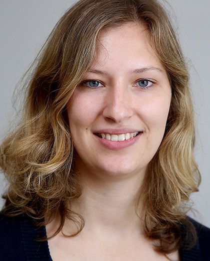 Laura Pohlan ist wissenschaftliche Mitarbeiterin im Forschungsbereich „Arbeitsmarktprozesse und Institutionen“ und leitet zudem die Arbeitsgruppe „Folgen der Corona-Pandemie“.